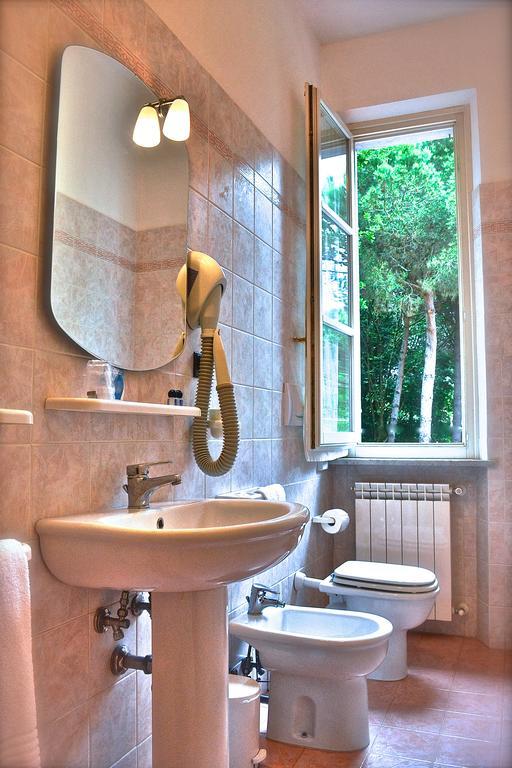 Hotel Villa Fiorisella Марина ди Маса Екстериор снимка
