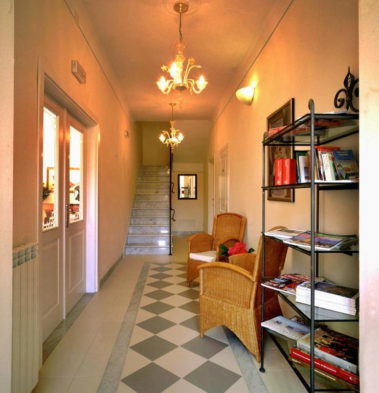 Hotel Villa Fiorisella Марина ди Маса Екстериор снимка