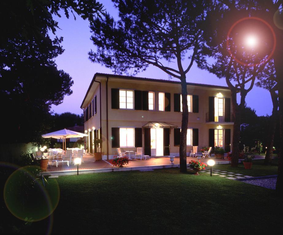 Hotel Villa Fiorisella Марина ди Маса Екстериор снимка